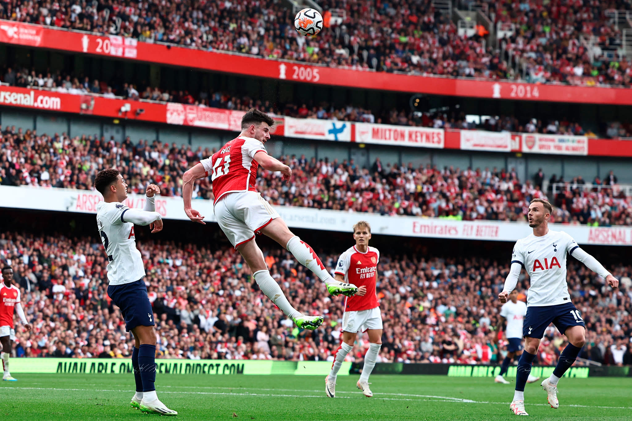 En intensiv matchbild från mötet mellan Arsenal och Tottenhamn under omgång 6 av Premier League 2023. 
